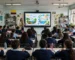 Docentes usando una pantalla interactiva en el aula con acompañamiento de Online Business IT en Colombia